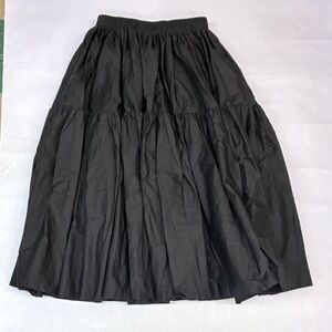Two tiered black skirt with 2 pockets.  Midi length elastic waist